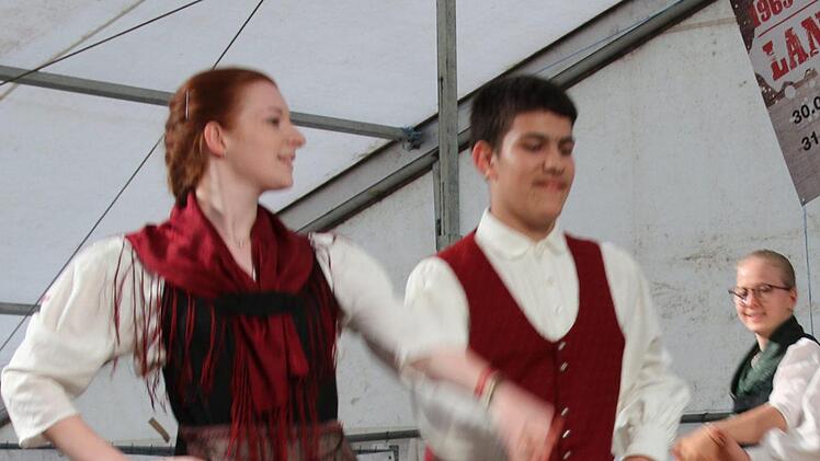 Die Volkstanzgruppe Fechheim zeigte einen traditionellen Tanz auf der Bühne. Foto: Michael Stelzner