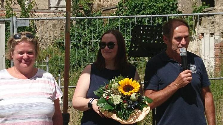 Richard Dees verabschiedet Yvonne Reitelbach und stellt Diana Vieth als neue Querflötenlehrerin vor. Foto: Katharina Zimmermann