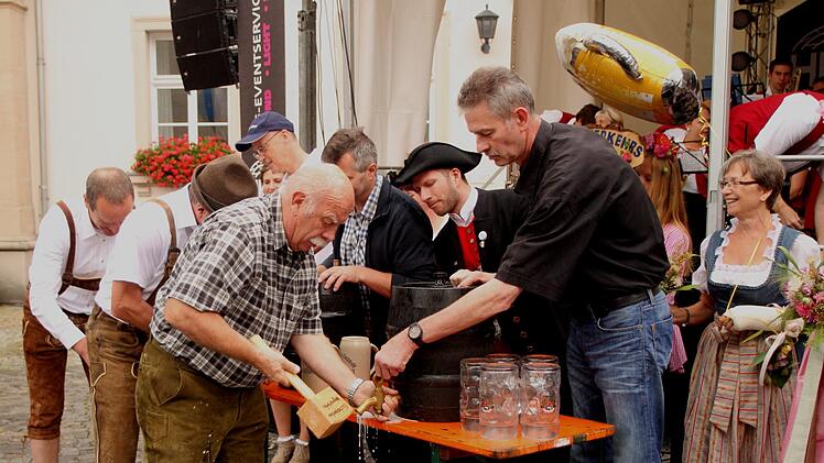 Beim traditionellen Bieranstich wurde es für einige feucht; von links die Bürgermeister Michael Ziegler, Peter Klein und Hans-Georg Häfner vor den Augen der Braumeister und des Bierprinzen; Braumeister Karl Wagner und Bierprinz Sebastian Gocker (von rechts) leisten Hilfe.