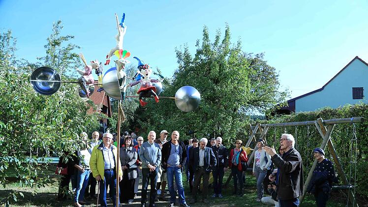 Volker Hahn und sein Kunstwerk. Foto: Franz Galster
