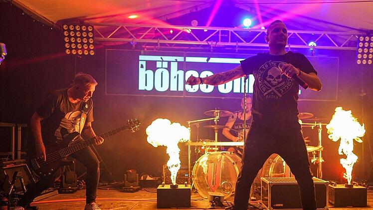 Feuer und Sound am Rockkeller: "Viva"  heizte am Mittwoch kräftig ein. Fotos: herzolife