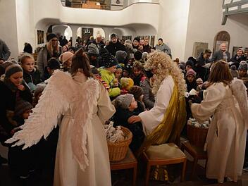 Das Christkind liest am Samstag in der Wehrkirche und verteilt Geschenke.  Foto: Elisabeth Assmann