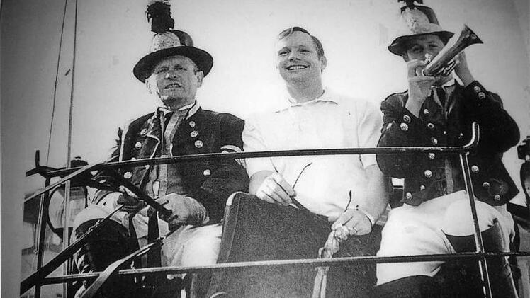 Neil Armstrong auf der Postkutsche: Im Bild mit dabei auch Postillion Hans Biegner.  Foto: Hilla Sch&uuml;tze