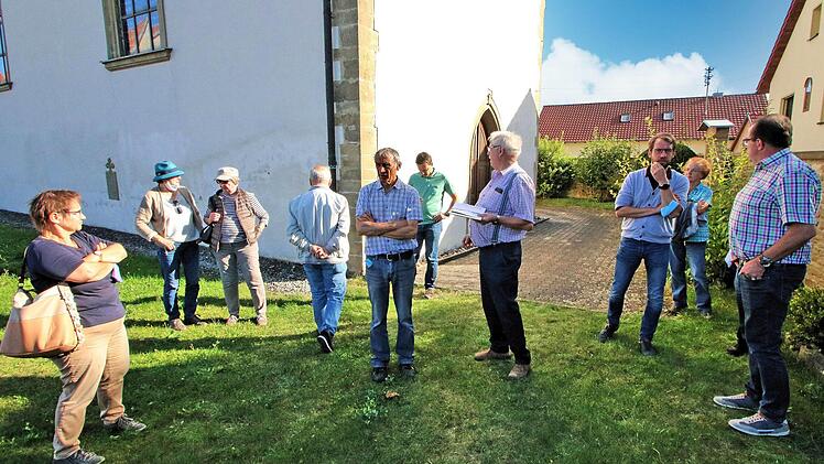 Auf dem Friedhof von Wermerichshausen stellte Fridolin Weigand (3. von  rechts im Vordergrund) die Sehenswürdigkeiten vor. Foto: Dieter Britz