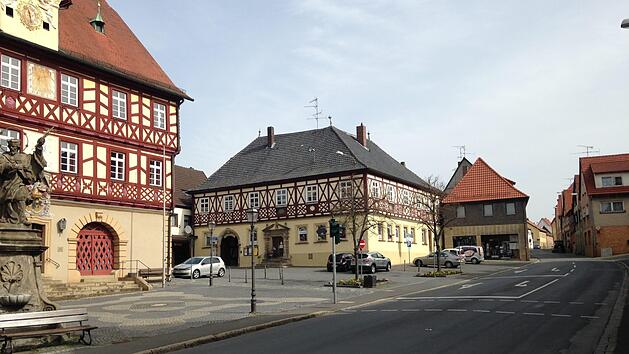 Das stattliche Fachwerkhaus am Marktplatz von Bad Staffelstein (Bildmitte) war lange das Wirtshaus "Zum goldenen Stern". Foto: G&uuml;nter Dippold