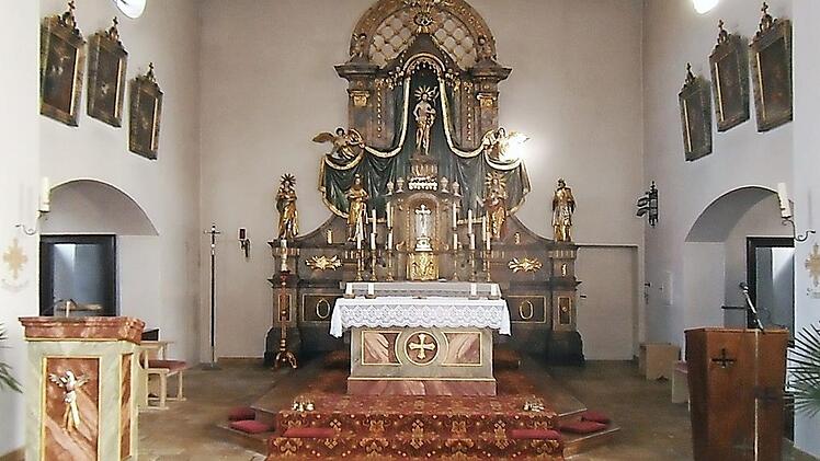 Der Altarraum der katholischen Pfarrkirche St. Johannes der T&auml;ufer