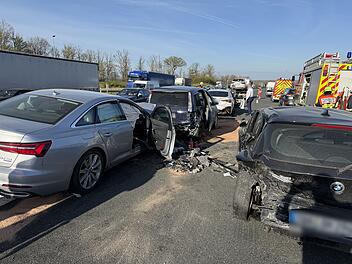 Fahrzeugen rasen ungebremst in Stauende auf A3 im Kreis Würzburg