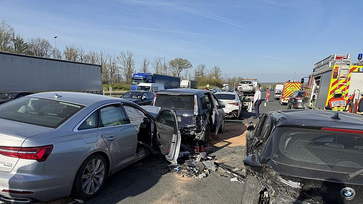 Fahrzeugen rasen ungebremst in Stauende auf A3 im Kreis Würzburg