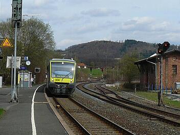 Der Bahnsteig 1 des Untersteinacher Bahnhofs. Neu errichtet werden soll ein Bahnsteig für das Gleis 2 zwischen Gleis 2 und Gleis 3. Dafür muss die alte Bahnlagerhalle (rechts) abrissen werden, damit das Gleis 3, das für Schotterverladungen benötigt wird, verlegt werden kann.  Foto: Klaus-Peter Wulf