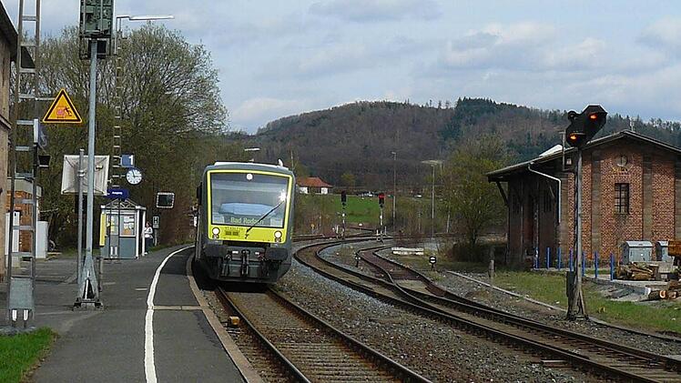 Der Bahnsteig 1 des Untersteinacher Bahnhofs. Neu errichtet werden soll ein Bahnsteig für das Gleis 2 zwischen Gleis 2 und Gleis 3. Dafür muss die alte Bahnlagerhalle (rechts) abrissen werden, damit das Gleis 3, das für Schotterverladungen benötigt wird, verlegt werden kann.  Foto: Klaus-Peter Wulf