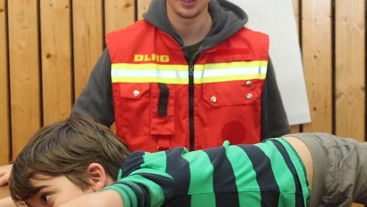Fabrice arbeitet sich aus einem Eisloch.