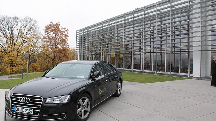 R33-Versuchsfahrzeug vor dem Aula-Eingang.
