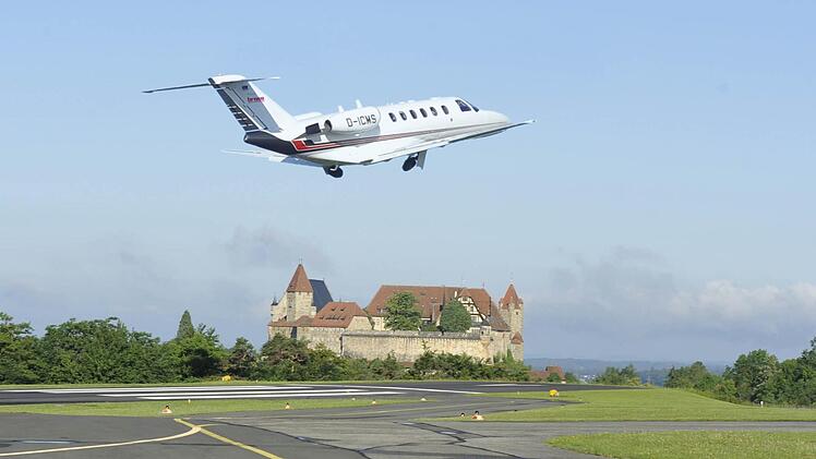 Coburger Unternehmen brauchen einen Flugplatz, von dem sie mit Maschinen einer gewissen Größe aus im Instrumentenflugbetrieb starten können. Davon ist die Mehrheit der Kommunalpolitiker im Kreistag und in den Stadt- und Gemeinderäten überzeugt. Foto: CT-Archiv