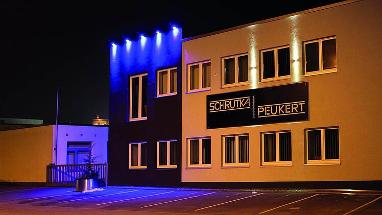 Macht was her: die beleuchtete Fassade von Schrutka-Peukert bei Nacht.  Foto: Daniel Herbst