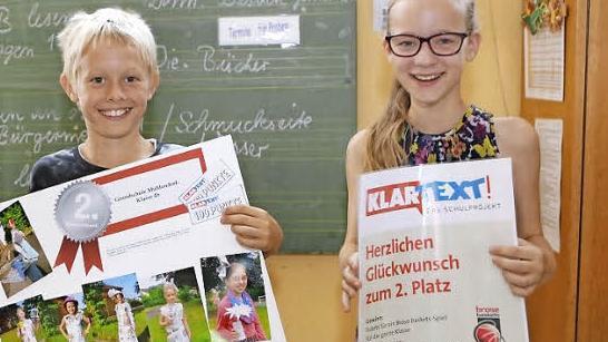 Moritz und Isabell nehmen den Preis für die Klasse 4b der Grundschule Mühlendorf entgegen.Foto: Matthias Hoch