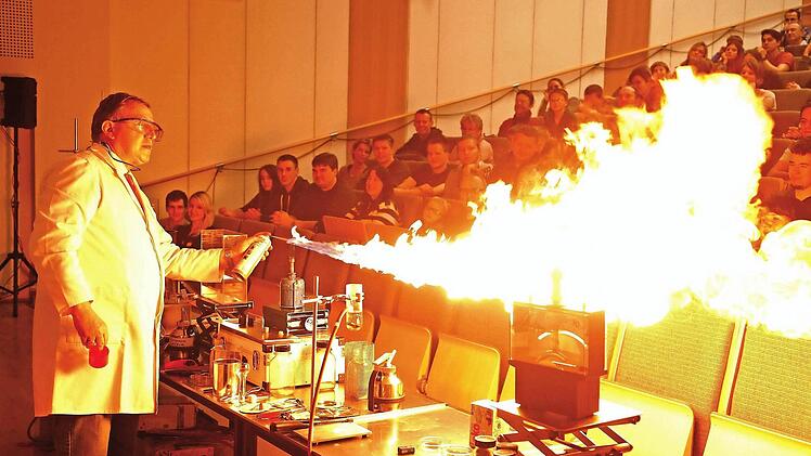 Feuer gehört beim Forschen einfach dazu.  Foto: Hippel/Kulturidee