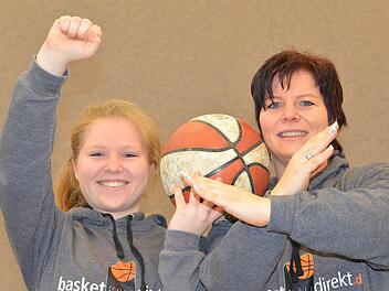 Als neue Schiedsrichter beherrschen Michaela (rechts) und Sophia Schendel die Zeichensprache beim Basketball. Auf unserem Bild zeigt die Tochter ein Foul an, während die Mutter auf einen Spielerwechsel hinweist. Foto: Jürgen Schmitt