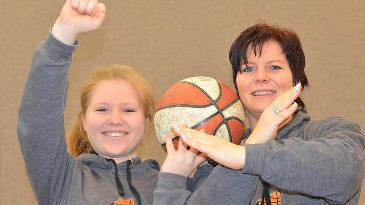 Als neue Schiedsrichter beherrschen Michaela (rechts) und Sophia Schendel die Zeichensprache beim Basketball. Auf unserem Bild zeigt die Tochter ein Foul an, während die Mutter auf einen Spielerwechsel hinweist. Foto: Jürgen Schmitt
