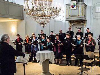 Unter Leitung von Wolfgang Weser sang der Kammerchor Hof in der Schlosskirche von Lahm. Foto: Jochen Berger
