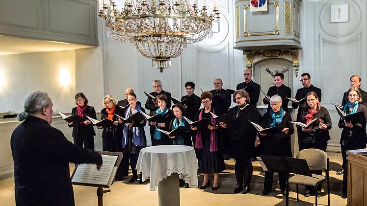 Unter Leitung von Wolfgang Weser sang der Kammerchor Hof in der Schlosskirche von Lahm. Foto: Jochen Berger