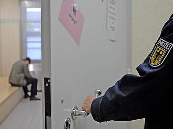Ein 23-J&auml;hriger wollte einen Anruf bei der Polizei t&auml;tigen. Am Ende muss er in den Knast. Symbolfoto: Bundespolizei N&uuml;rnberg