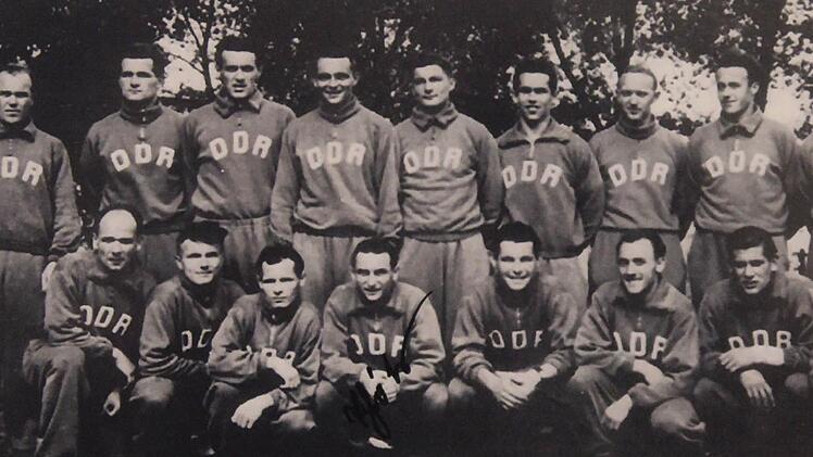 Siegfried Kaiser (vorne Dritter von links) mit der DDR-Auswahl in einem Trainingscamp  Repro: Manja von Nida