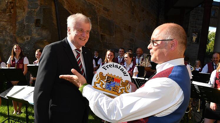 Seehofer nahm sich auch Zeit für einen kurzen Plausch mit Heimo Bierwirth, dem Dirigenten des Thurnauer Musikvereins.