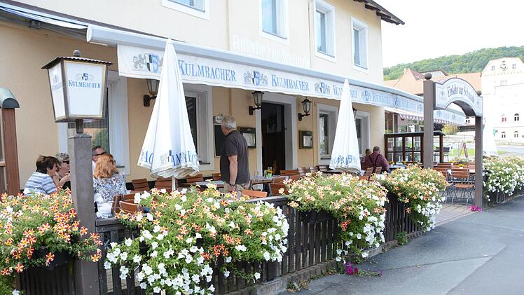 Die "Einkehr zur Schmiede" ist eines der letzten echten Wirtshäuser in Kulmbach. Bei schönem Wetter sitzen die Gäste gerne draußen auf der üppig mit Blumen geschmückten Terrasse. Foto: Dagmar Besand