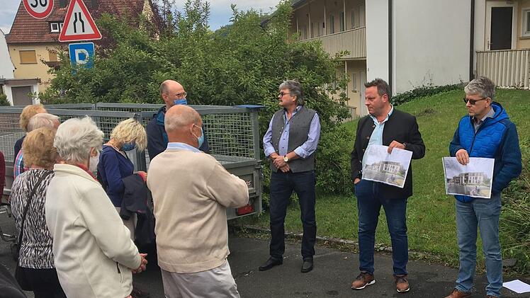 Das alte Laubenganghaus in Petzmannsberg wird abgerissen. Gegen einen Ersatzbau mit Flachdach hatten sich zahlreiche Anwohner ausgesprochen. Beim Ortstermin stellten OB Ingo Lehmann (Mitte) und Bernd Ohnemüller (rechts daneben) jetzt Planungsalternativen für den Neubau vor.  Foto: Stephan Tiroch