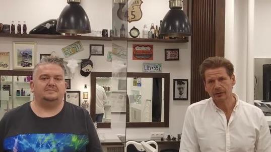 Die beiden Friseurmeister Volkmar Greb (links) und Oliver Merkl machen in einem Video auf die prek&auml;re Situation der Friseurbranche aufmerksam. Screenshot: privat