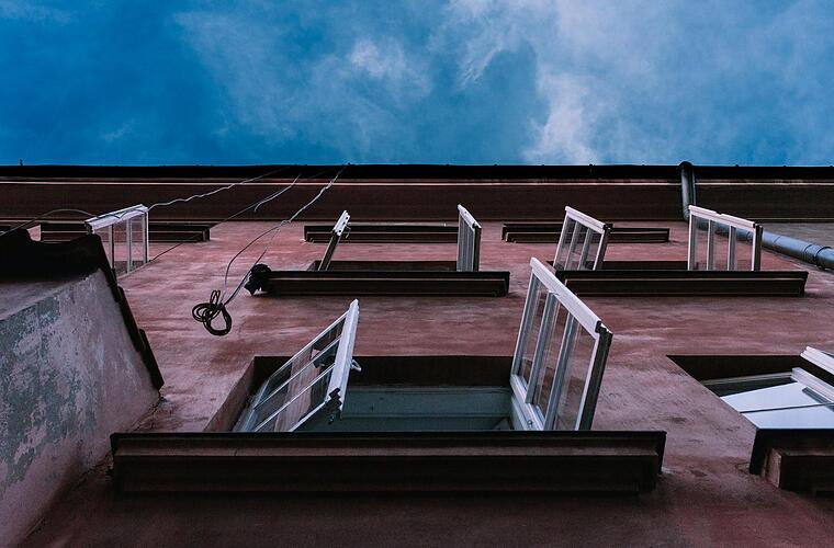 Bamberg: Kind (2) fällt aus Fenster mehrere Meter tief - und muss auf Intensivstation - Vimarsana News