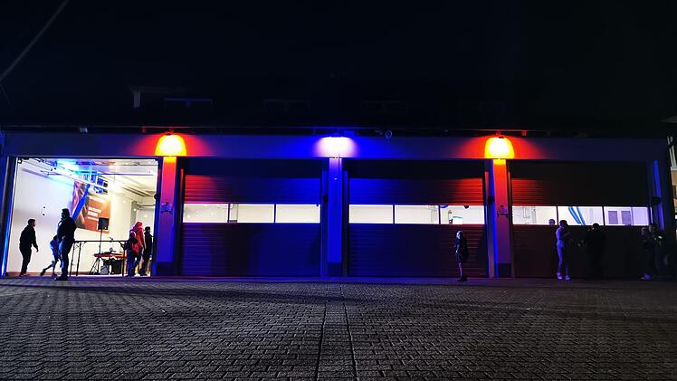 Passend zum Thema Lange Nacht der Feuerwehr gab in Oberthulba eine eigens inszenierte Lichtershow.