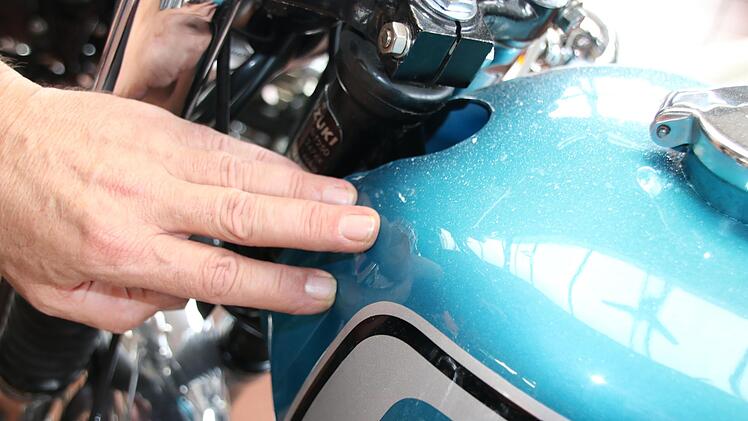 Der Tank dieser verbeulten Suzuki ist längst nicht mehr bestellbar.