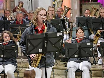 Solistin Katharina Hölzl spielt Altsaxofon.