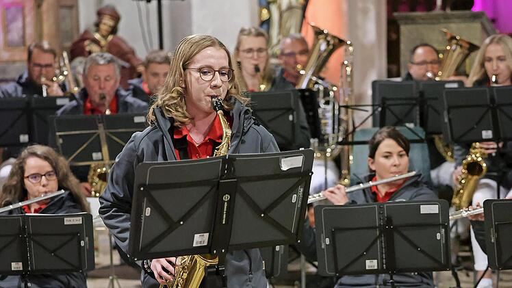 Solistin Katharina Hölzl spielt Altsaxofon.