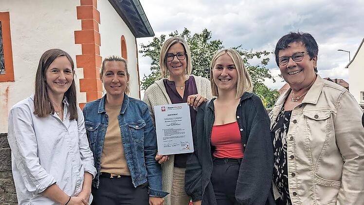Übergabe des Zertifikats an den Maria-Stern-Kindergarten: (von links) Katharina Derr (Fachberatung Caritasverband, zuständig für den Landkreis Bad Kissingen), Marina Appold (Geschäftsführerin St. Elisabethen-Verein e.V. Hausen), Mirjam Mack (Einri...