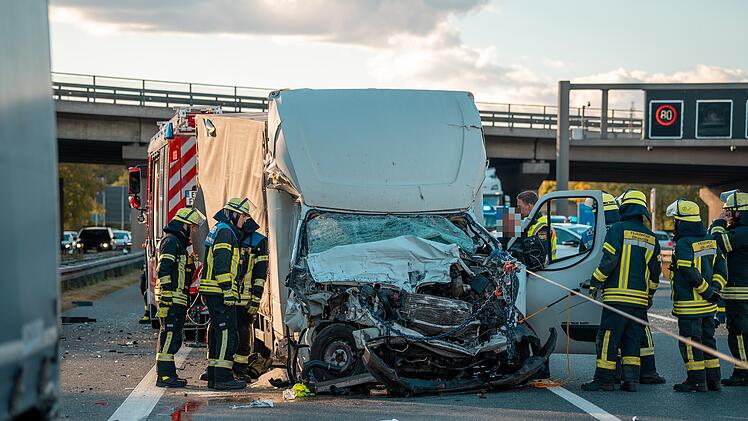 Kleinlaster kracht auf A3 bei Erlangen in Lkw