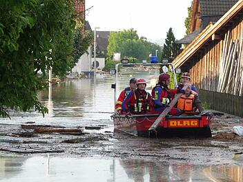 Mit dem Boot wurden die Menschen in Fischerdorf evakuiert. Sie ließen ihren Besitz zurück. Fotos: Wasserrettung Mittelfranken