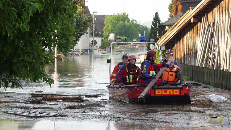 Mit dem Boot wurden die Menschen in Fischerdorf evakuiert. Sie ließen ihren Besitz zurück. Fotos: Wasserrettung Mittelfranken