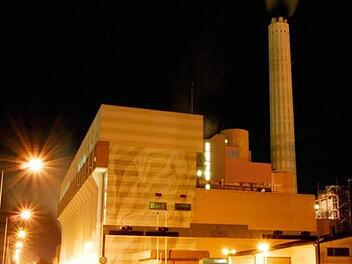 Leuchtendes Vorbild: Das GKS im Schweinfurter Hafen erzeugt Wärme und Strom - dezentral, hocheffizient und unter kommunaler Regie. Als Lückenbüßer der Energiewende ist es aber wohl zu klein. Foto: GKS