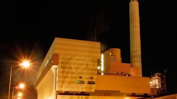 Leuchtendes Vorbild: Das GKS im Schweinfurter Hafen erzeugt Wärme und Strom - dezentral, hocheffizient und unter kommunaler Regie. Als Lückenbüßer der Energiewende ist es aber wohl zu klein. Foto: GKS