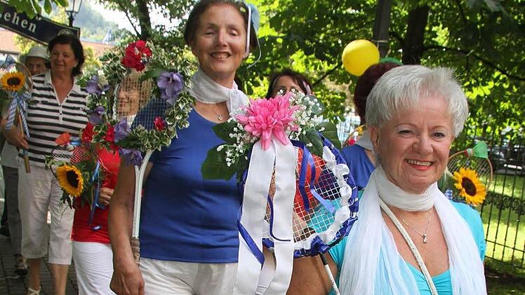 Die Sportlichen Neun haben Badmintonschläger geschmückt und kamen damit auf Platz 1. Fotos: Sonja Adam