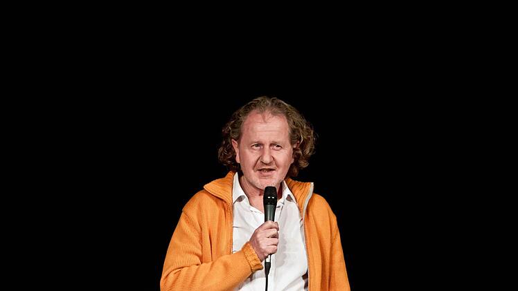 Veranstalter Wolfgang Friedrich bei der BegrüßungFoto: Jochen Berger