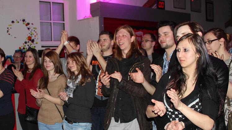 Die Stimmung im Friseursalon "Hairkiller" war bestens. Das Publikum feierte Weich und sein Album "While Elephants sleep".