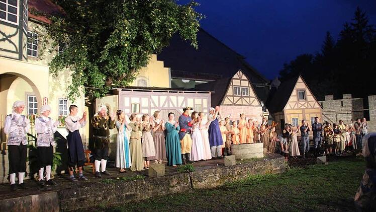 Aufführung des Märchens "Rumpelstilzchen" auf der Freilichtbühne im Schrimpf'schen Schloss  Foto: Dieter Britz