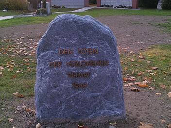 Der neue Gedenkstein auf dem Friedhof Lautertal gefällt den Leuten offenbar. Einige haben dort schon Kerzen aufgestellt. Foto: Doris Weidner