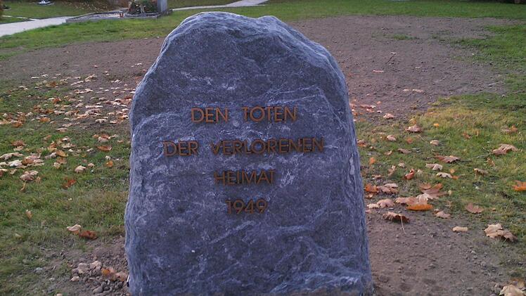 Der neue Gedenkstein auf dem Friedhof Lautertal gefällt den Leuten offenbar. Einige haben dort schon Kerzen aufgestellt. Foto: Doris Weidner