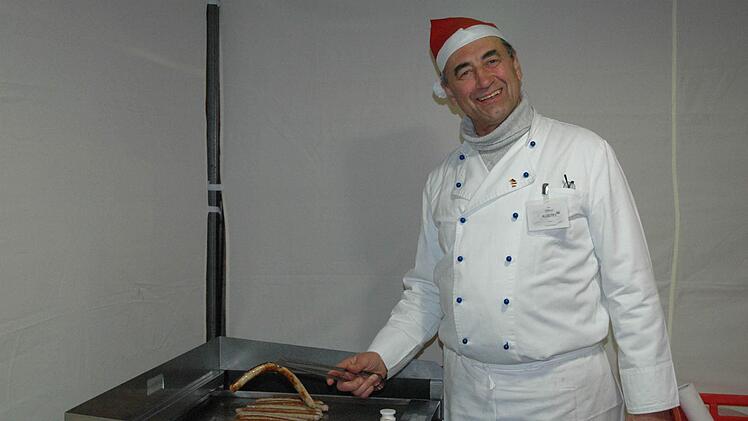 Freddy Austel, Mitglied des Freundeskreises Haßberge-Tricastin, bewährte sich auf dem Weihnachtsmarkt in Pierrelatte als Grillmeister. Nach zwei Tagen waren die fränkischen Bratwürste ausverkauft.