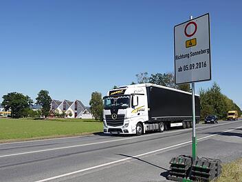 Damit sich auch jeder darauf einstellen kann: Schon seit einigen Tagen weisen Schilder an der Bundesstraße 4 bei Neustadt darauf hin, dass am kommenden Montag die Bauarbeiten zwischen den beiden Neustadter Kreiseln beginnen. Damit verbunden: Eine Vollsperrung! Foto: Berthold Köhler