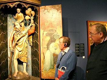 Bei seiner jüngsten Exkursion wanderte der Heimatverein auf den Spuren Kaiser Karls IV. Rechts Erster Vorsitzender Dieter George beim Betrachten eines Exponates der aktuellen Ausstellung im Germanischen Nationalmuseum in Nürnberg.  Fotos: Andreas Oswald